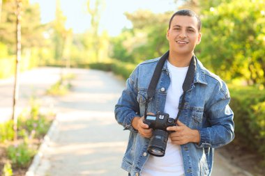Modern kameralı erkek fotoğrafçı.