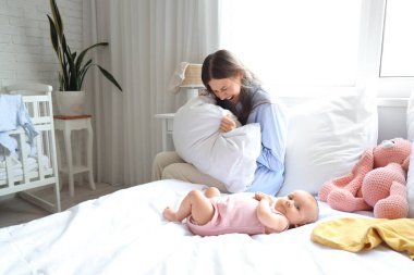 Doğum sonrası depresyon geçiren stresli genç bir kadın.