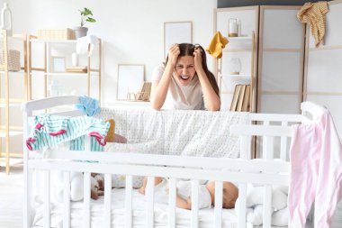 Evde doğum sonrası depresyon geçiren genç bir anne var.