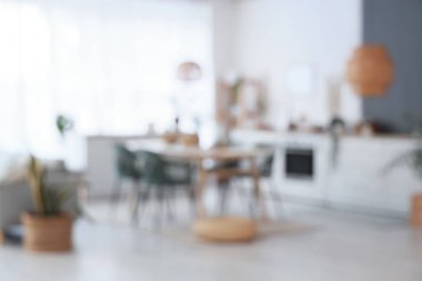 Masalı, sandalyeli ve pencereli yemek odasının bulanık görüntüsü
