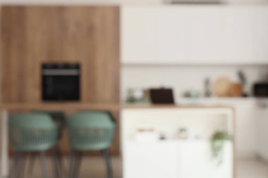 Masalı, sandalyeli ve tezgahlı bulanık yemek odası manzarası