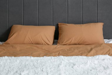 Tarz sahibi, modern yatak. Evde temiz yatak, yakın çekim.