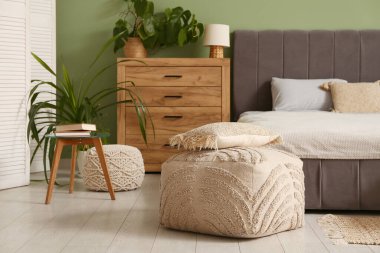 Şık, modern yatak odasının içinde temiz yatak, tuvalet ve ev bitkileri var.