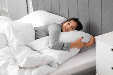 Sabah evde yatakta yatan genç güzel kadın