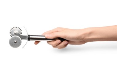 Beyaz arka planda paslanmaz çelik pizza keskisi olan kadın eli, yakın plan.