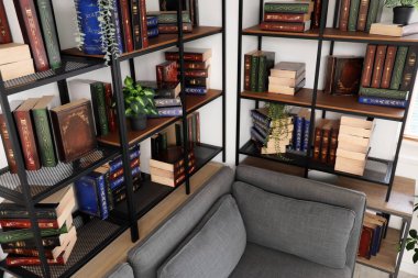 Ev kütüphanesinde kitapları olan modern raf ünitesi