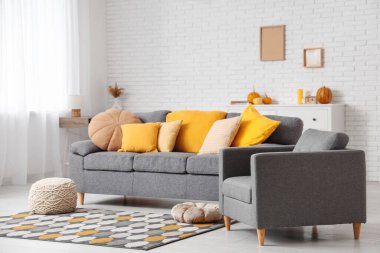 Oturma odasının sonbaharında rahat bir kanepe ve koltuğu vardı.