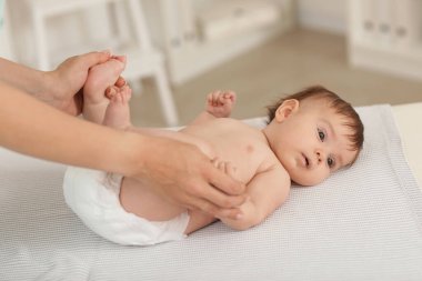 Klinikteki kanepede profesyonel terapistten masaj alan şirin bir bebek.
