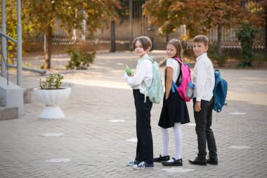 Okul başlamadan önce bir grup mutlu öğrenci.