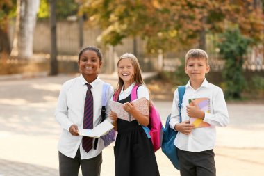 Okul başlamadan önce kırtasiyeli bir grup mutlu öğrenci.