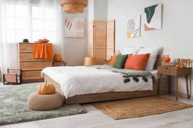 Sonbahar desenli modern yatak odasının şık iç tasarımı.