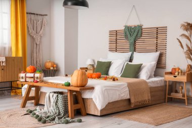 Yatak odasının sonbahar içleri balkabağıyla dolu