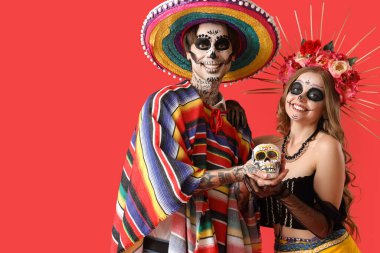 Meksika Ölüler Günü (El Dia de Muertos) için giyinmiş genç ve mutlu bir çift.