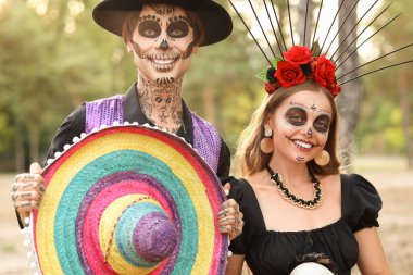 Meksika Ölüler Günü (El Dia de Muertos) için giyinmiş genç ve mutlu bir çift.