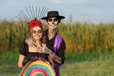 Meksika Ölüler Günü (El Dia de Muertos) için giyinmiş genç ve mutlu bir çift.