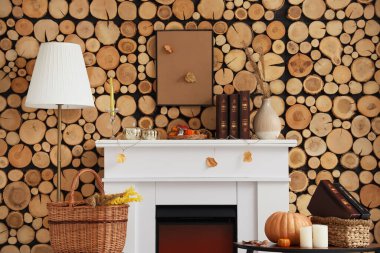 Şömineli, sepetli ve lambalı bir oturma odası.