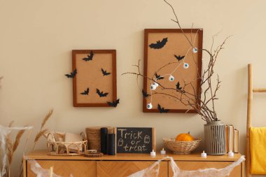 Cadılar Bayramı kutlaması için oturma odasında dekore edilmiş çekmeceler.