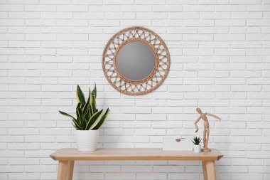 Masalı, çiçekli ve aynalı modern oturma odası.