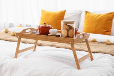 Yatak odasındaki tepside balkabağı şekilli bulaşık takımı