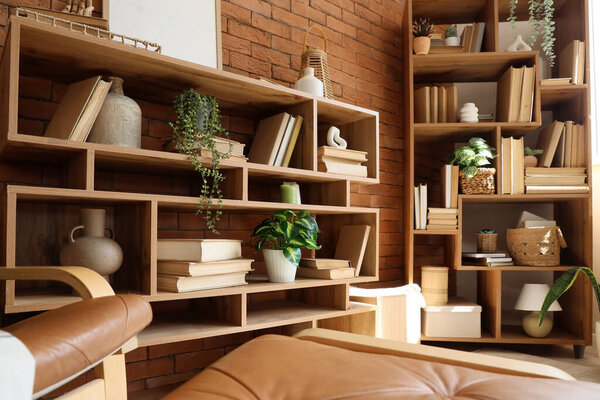 Полки с книгами и комнатными плантациями внутри домашней библиотеки