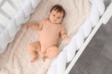 Sevimli küçük bebek beşiğinde yatıyor, yukarıdan.