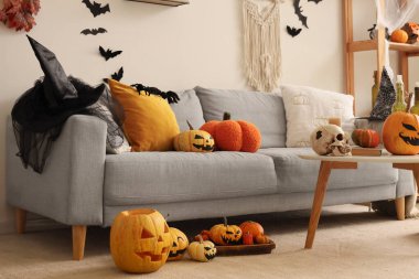 Cadılar Bayramı için kanepe ve balkabaklarıyla dekore edilmiş oturma odasının içi.