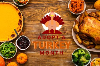 Tahta arka planda Şükran Günü için şenlik yemekleri. Türkiye Ayını Evlat Edinme Posteri