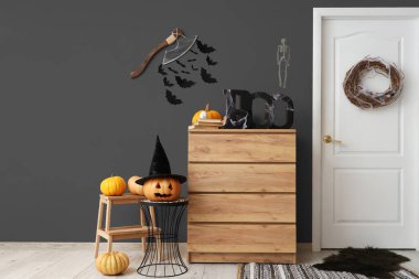 Koridorun içi kapı, çekmece ve balkabağı ile süslenmiş.