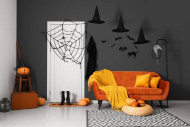 Cadılar Bayramı için oda dekore edildi. Kapı, kanepe ve balkabaklarıyla.