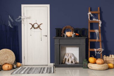 Koridorun içi kapı, şömine rafı ve merdivenle süslenmiş.