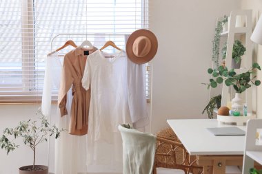 Soyunma odasında şık giysilerle doldur.