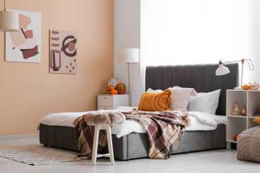 Sonbahar dekoru olan şık bir yatak odası.