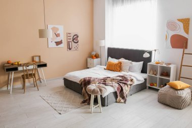 Sonbahar dekorlu modern yatak odası.