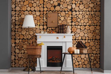 Şömineli, sepetli ve lambalı bir oturma odası.