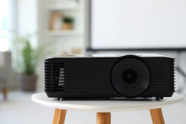 Işık odasındaki masada video projektörü, yakın plan.