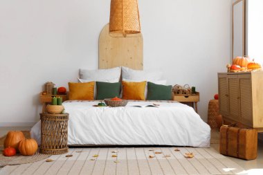 Konforlu yatak odası, çekmeceler ve balkabaklarıyla