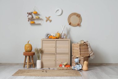 Klozet, oyuncak ve balkabaklı hafif çocuk odasının içi