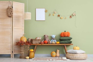 Ahşap banklı, katlanır perdeli ve balkabaklı çocuk odasının içi.