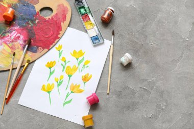 Palet, boya, fırça ve gri grunge arkaplan üzerine boya