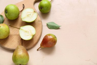 Bej masasında olgun armutlar olan ahşap tahta.