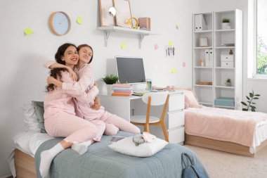 Yurt odasında sarılan kız öğrenciler.