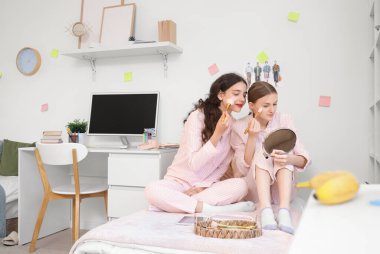 Yurt odasında makyaj yapan kız öğrenciler.