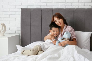 Güzel, genç, mutlu Asyalı bir anne ve küçük sevimli bir oğlu var.