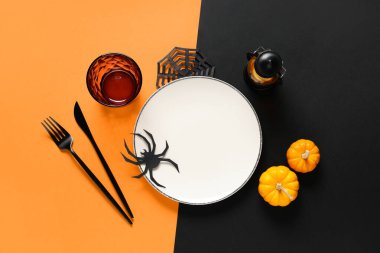 Cadılar Bayramı kutlaması için renkli arka planda balkabakları ve süslemelerle şenlik masası