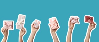 Mavi arka planda birçok hediye kutusu tutan eller