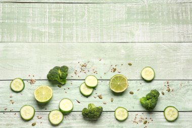 Yeşil ahşap arka planda farklı sağlıklı ürünler