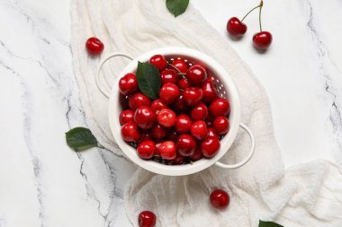 Beyaz arka planda tatlı kirazlı Colander