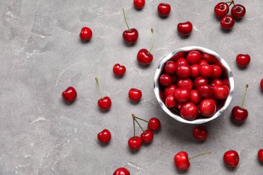 Gri arka planda vişneli kase