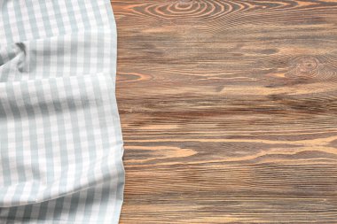 Ahşap arka planda temiz peçete