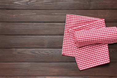 Koyu ahşap arka planda temiz peçeteler.